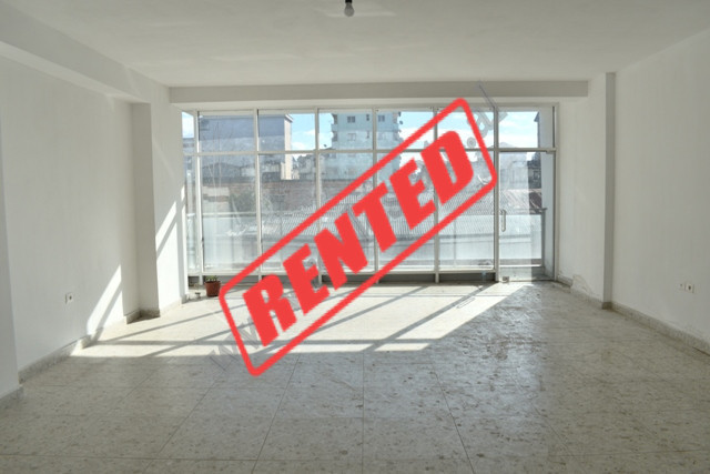 Zyre me qira ne rrugen e Dibres prane Medreses ne Tirane.
Pozicionohet ne katin 2 te nje pallati te